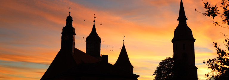 Türme der Stifts- und Johanniskirche im Abendrot