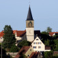 Kirche in der Mitte im Vordergrund Pfarrhaus  und rechts Gemendehaus